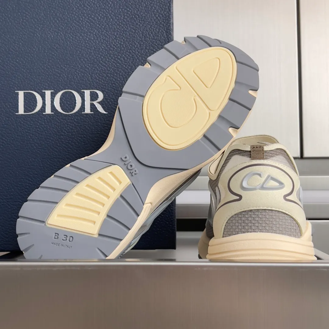 [DIOR] P: 560💰 Men's 39-44 (customized at 45.46) Dior Dior B30 series Countdown technology sneakers casual dad shoes This B30 Countdown technology sneaker is a new product in the 2026 spring men's wear series. The sports silhouette combines high-end logos and technological performance, making it unique. Lightweight and comfortable, it's inspired by modern running and crafted from materials like white and gray N30 nylon, a breathable technical fabric with multiple layers of translucence. Decorated with navy blue injection molded rubber panels and a graphic reinterpretation of the CD30 logo to enhance the style. Rubber Dior B30 and CD30 logos on the tongue and backside. The textured-effect sole is made from elastic rubber and foam and features classic details for ideal comfort. Can be matched with sportswear and casual outfits to create a sophisticated look. Exquisite packaging at the delivery counter 🛍📦 ▪️Fabric: original customized technical fabric + mesh ▪️Inner lining: customized breathable lining ▪️Outsole: original molded IP foam + TPU outsole ▪️Insole thickness: 3.5CM